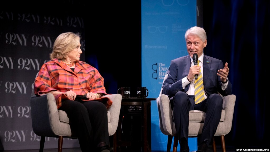 Білл і Гілларі Клінтон в культурному центрі в Нью-Йорку 4 травня 2023 р.