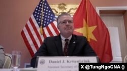 Помічник держсекретаря США у справах Східної Азії та Тихого океану Деніел Крітенбрінк під час візиту у В’єтнам 22 червня 2024 р. Фото: з мережі Х @TungNgoCNA 
