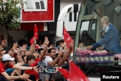 Presiden Turki Tayyip Erdogan memberikan hadiah kepada pendukungnya saat rapat umum, menjelang pemilihan presiden putaran kedua 28 Mei, di Istanbul, Turki 26 Mei 2023. (Foto: Reuters)