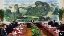 El secretario de Estado de EEUU, Antony Blinken, cuarto a la izquierda, se reúne con el presidente chino, Xi Jinping, al centro, y Wang Yi, jefe de política exterior del Partido Comunista Chino, tercero a la derecha, en el Gran Salón del Pueblo en Beijing, el 19 de junio de 2023.