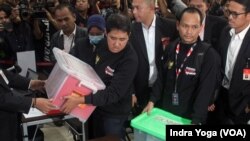 Tim kuasa hukum pasangan calon presiden dan wakil presiden nomor urut 03, Ganjar Pranowo dan Mahfud MD memberikan berkas dan dokumen permohonan Perselisihan Hasil Pemilihan Umum ke Mahkamah Konstitusi pada Sabtu (23/3) di Jakarta. (VOA/IndraYoga)