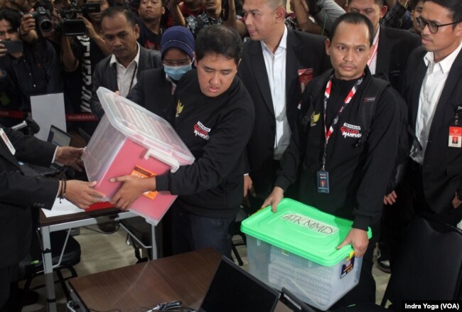 Tim kuasa hukum paslon presiden dan wakil presiden nomor urut 03, Ganjar Pranowo dan Mahfud MD memberikan berkas dan dokumen permohonan Perselisihan Hasil Pemilihan Umum ke Mahkamah Konstitusi pada Sabtu (23/3) di Jakarta. (VOA/IndraYoga)