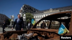 Sekretari i Jashtëm britanik David Cameron gjatë vizitës në Kiev duke parë mjete ushtarake ruse të shkatërruara (2 maj 2024)