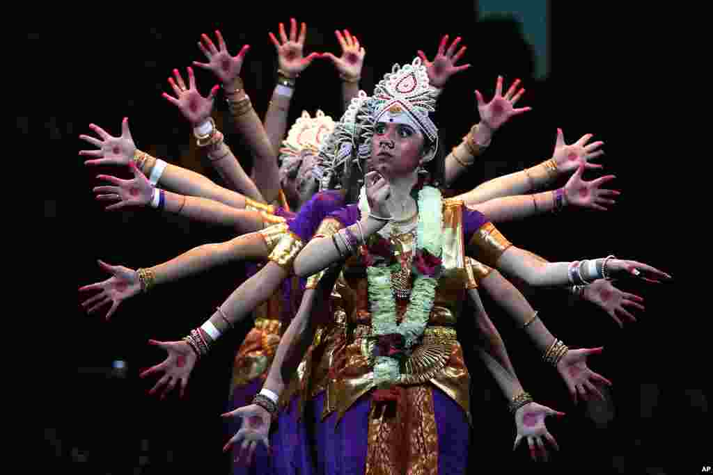 Танчерите настапуваат пред пристигнувањето на индискиот премиер Нарендра Моди за да присуствува на настан на индиската заедница во Кудос банка арена во Сиднеј, Австралија.