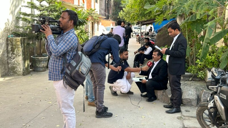 Jurnalis berbicara dengan pengacara di luar kantor Sel Khusus Kepolisian Delhi di New Delhi, India, Selasa, 3 Oktober 2023. (AP/Piyush Nagpal)