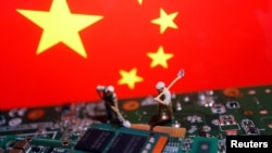以中國國旗為背景的工人和半導體芯片圖示。