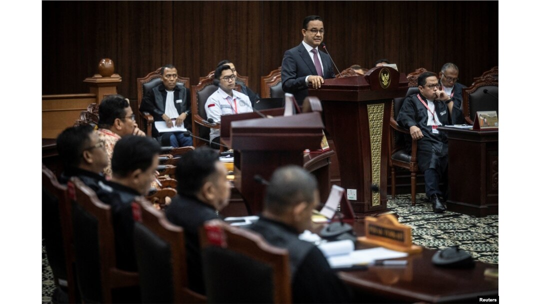 Calon presiden Anies Baswedan menggugat hasil pemilu di Mahkamah Konstitusi di Jakarta, 27 Maret 2024. (Antara Foto/Aprillio Akbar/via REUTERS)