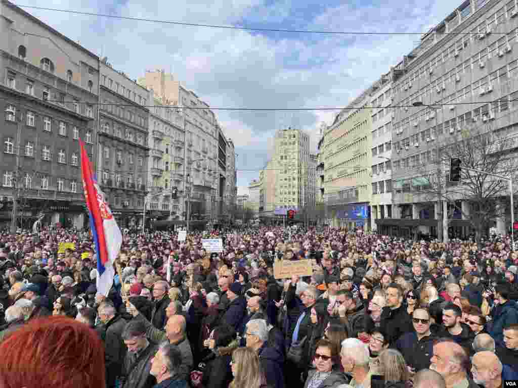 Okupljenima kod Terazijske česme pridružila se i grupa studenata koja je prethodna 24 sata blokirala raskrsnicu u centru Beograda, u blizini zgrade Vlade Srbije (Foto: Glas Amerike/Stefan Miljuš)