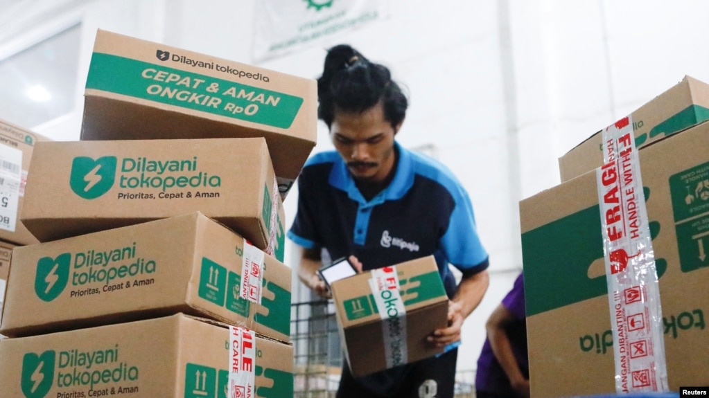 An employee packs goods at Goto's e-commerce unit Tokopedia's warehouse in Jakarta, Indonesia, August 31, 2022. REUTERS/Ajeng Dinar Ulfiana(photo:VOA)