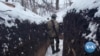 VOA英语视频：“前线无战事”——踏雪走入乌军战壕