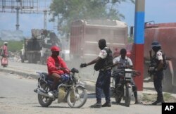 Polisi memeriksa pengendara sepeda motor di dekat bandara di Port-au-Prince, Haiti, Jumat, 24 Mei 2024. (Foto: AP)