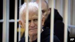 白俄罗斯首都明斯克的一家法院星期五（3月3日）判处该国最著名的人权活动家、2022年诺贝尔和平奖共同得主阿莱斯·比亚利亚茨基（Ales Bialiatski）十年有期徒刑。美联社的照片显示，法庭对比亚利亚茨基等人的审判全部闭门进行，而几名被告都被关在置于法庭上的笼子中。