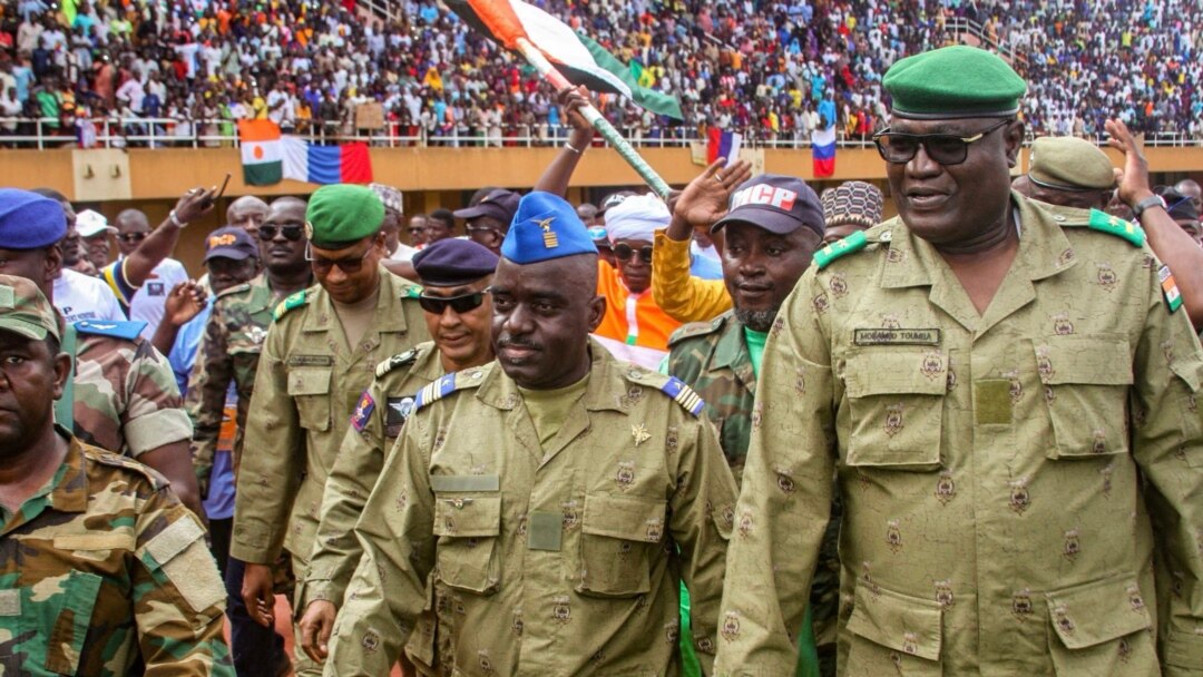 Tayt va paypoqlarda jinsiy aloqa