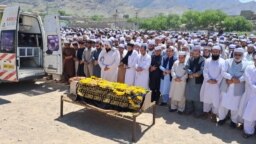 پاکستان کے صوبہ خیبر پختونخواہ کے ضلع خیبر میں 19 جون 2024 کو صحافی خلیل جبران کی نماز جنازہ میں مقامی لوگ شرکت کر رہے ہیں۔ 18 جون 2024 کو نامعلوم مسلح افراد نے جبران کو گولی مار کر قتل کر دیا تھا۔ (تصویر بشکریہ امان علی)