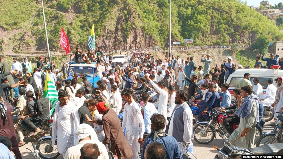 د پاکستان د واک لاندې کشمیر کې د بجلۍ اؤ اوړو په نرخونو کې د اضافې په ضد د جواینټ ایکشن کمیټۍ په غږ پیل شوي احتجاجونه د تشدد په ډکو پېښو بدل شوي او د احتجاجونو نه وروسته دغلته د موبایل انټرنیټ خدمات تړل شوي اؤ په مظفر اباد کې د رینجرز ځواکونو تعیناتولو اطلاعات هم ترلاسه شوي دي.