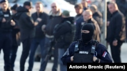 Petugas keamanan beroperasi pasca penembakan di Dubona, Serbia, 5 Mei 2023. (Foto: REUTERS/Antonio Bronic)