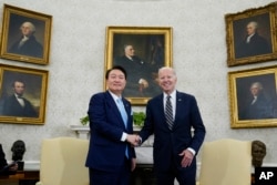 FILE - Presiden AS Joe Biden menyapa Presiden Korea Selatan Yoon Suk Yeol di Ruang Oval Gedung Putih, 26 April 2023, di Washington. Keduanya bertemu kembali di sela-sela KTT NATO di Washington pada 11 Juli 2024. (Evan Vucci/AP)