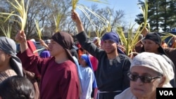 Inmigrantes latinoamericanos de diferentes edades participan en procesión del Domingo de Ramos el 2 de abril de 2023 en las calles aledañas a la iglesia de San Antonio de Padua. en Falls Church, Virginia. [Foto: Tomás Guevara, VOA]
