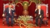 资料照片: 23年12月12日越南党总书记阮富仲(右)与中国国家主席习近平在河内会晤