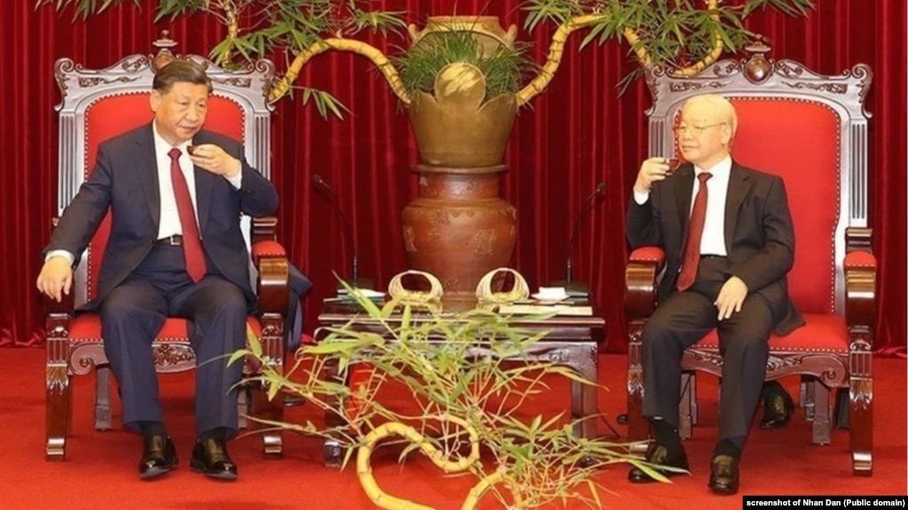 资料照片: 23年12月12日越南党总书记阮富仲(右)与中国国家主席习近平在河内会晤