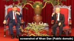 资料照片: 23年12月12日越南党总书记阮富仲(右)与中国国家主席习近平在河内会晤