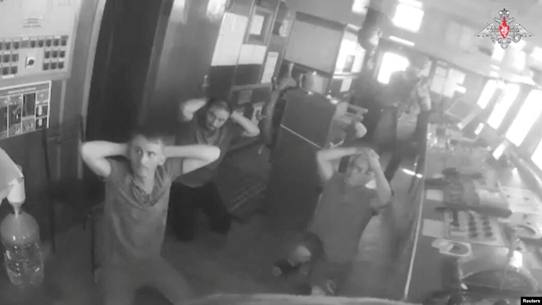 Rusya Savunma Bakanlığı tarafından yayınlanan videoda, Şükrü Okan adlı geminin mürettebatı, bir Rus Ka-29 helikopteri yaklaşırken güvertede elleri başlarının üzerinde diz çökmüş olarak görülüyor