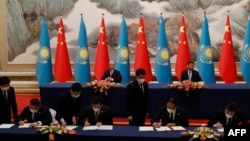 资料照片: 中国领导人习近平与中亚国家哈萨克斯坦总统托卡耶夫在西安举行中亚峰会前出席两国的协议签订仪式（2023年5月17日）