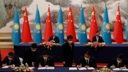 中国领导人习近平与中亚国家哈萨克斯坦总统托卡耶夫在西安举行中亚峰会前出席两国的协议签订仪式。（2023年5月17日）
