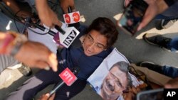 Một người ủng hộ Đảng Aam Aadmi hô khẩu hiệu khi bị cảnh sát bắt trong cuộc biểu tình phản đối việc bắt giữ lãnh đạo đảng Arvind Kejriwal, ở New Delhi, Ấn Độ, ngày 22/3/2024.