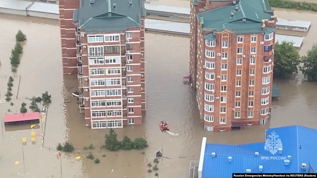 Para petugas SAR menggunakan perahu karet mengevakuasi warga yang terjebak banjir di Kota Ussuriysk, Rusia, Sabtu, 12 Agustus 2023. (Foto: Kementerian
Gawat Darurat/handout via Reuters)
