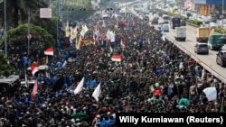 Ribuan demonstran memadati area di luar gedung DPR/MPR untuk berunjuk rasa menolak revisi UU Pilkada, di Jakarta, Kamis, 22 Agustus 2024. (Foto: Willy Kurniawan/Reuters)