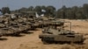 30일 이스라엘과 가자지구 국경 근처에 서있는 이스라엘 군 탱크들의 모습.
