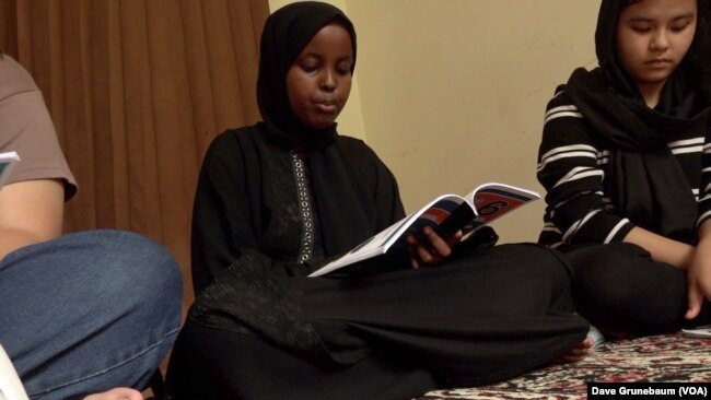 Afnaan Guleid, 13, pengungsi dari Somalia, bercita-cita menjadi seorang ilmuwan. Dia adalah salah satu dari 85 siswa dari Afrika dan Asia yang belajar di Pusat Pembelajaran Pengungsi Cisarua di Cisarua, Bogor, Jawa Barat.