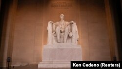 美国华盛顿特区第16任总统林肯的雕像