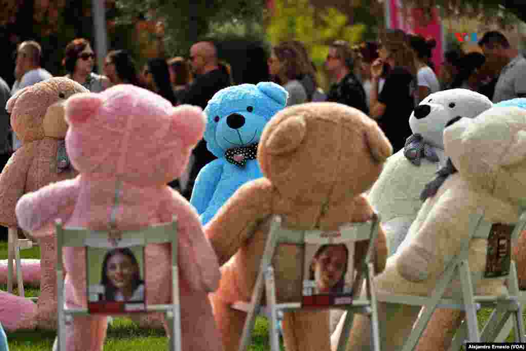 Osos de peluche representan a los niños que permanecen secuestrados en Gaza por el grupo islamita Hamás desde hace 20 días. Familiares y amigos de las personas secuestradas por Hamás organizaron hoy, en la ciudad de Herzeliya, una comida de sabbat con sillas vacías, en homenaje a los cautivos.