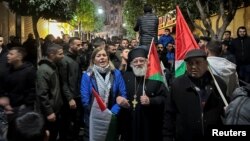 Warga Palestina ambil bagian dalam aksi protes atas pembunuhan pejabat senior Hamas, Saleh al-Arouri, di Ramallah di Tepi Barat yang diduduki Israel hari Selasa, 2 Januari 2024.