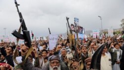 Sejumlah demonstran, yang kebanyakan dari mereka adalah pendukung Houthi, menggelar aksi mendukung warga Palestina di Sanaa, Yaman, pada 26 April 2024. (Foto: Reuters)