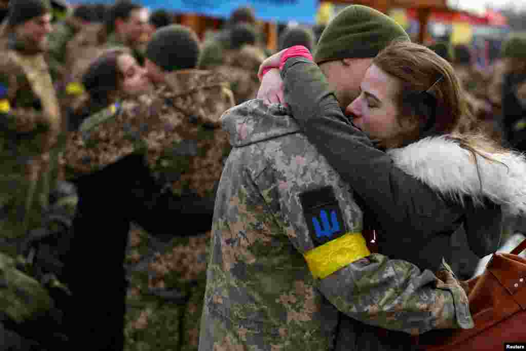 9 de marzo de 2022: Una pareja se despide momentos antes de que uno de ellos partiera a la línea del frente, durante los primeros días de la invasión a Ucrania.