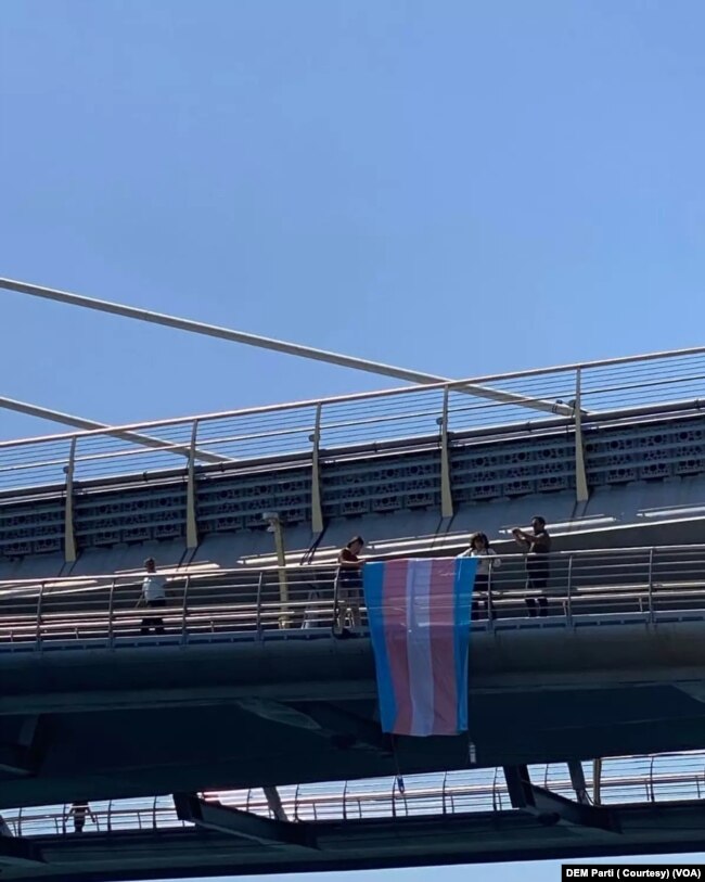 DEM Parti İstanbul Milletvekilleri Özgül Saki ve Kezban Konukçu, Haliç’teki Atatürk Köprüsü’ne LGBTİ+ bayrağı astı.