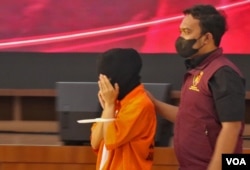 ASD, salah satu tersangka TPPO WNI ke Myanmar digiring Petugas Bareskrim Polri menuju konferensi pers pada Selasa (16/5) di Mabes Polri, Jakarta.