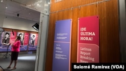 Entrada a la exhibición '¡De última hora! Latinas Report Breaking News' en el Museo de Historia Estadounidense durante la primera visita el miércoles, 13 de septiembre.