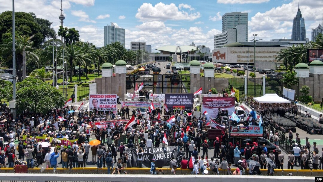 Aksi unjuk rasa di luar gedung MPR/DPR RI di Jakarta, 5 Maret 2024, menuntut pemakzulan Presiden Joko Widodo dan menolak hasil pemilihan umum baru-baru ini. (BAY ISMOYO/AFP)