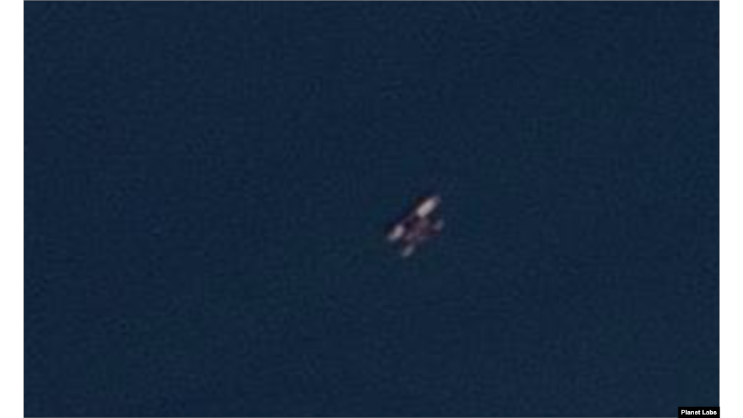 올해 3월 21일 북한 서해 석도 인근 해상에서 포착된 선박 간 환적 장면. 더 이호와 덕성호로 추정되는 선박 사이에 바지선이 보인다. 사진=Planet Labs