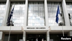 গ্রীসের এথেন্সে সুপ্রিম কোর্টের সামনে মানুষ হাঁটছে। ১৭ সেপ্টেম্বর, ২০১২। ফাইল ছবি। 