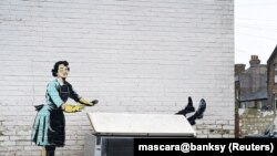 Sebuah mural yang merepresentasiklan kekerasan terhadap perempuan yang dibuat oleh Banksy terlihat di salah sudut Kota Margate, Kent, Inggris, pada 14 Februari 2023. (Foto: Valentine’s day mascara @banksy/via Reuters)