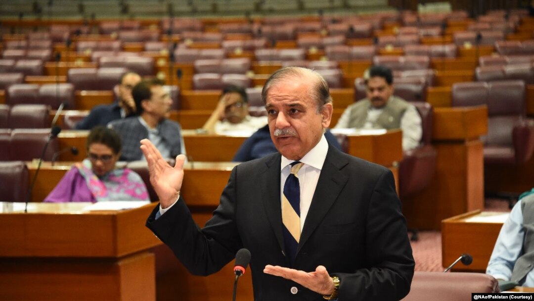 د پارلېمنټ دوو غړو چې د زیارت، پنجشنبې، په ماښام یې د شهبازشریف په کوربتوب ډنر یا د ماښام په ډوډۍ کې شرکت کړی روېټرز ته وویل چې شهباز شریف خپل اتحادیان په اعتماد کې واخیستل ورته يې وویل چې د اګست په نهمه نېټه به د پارلېمنټ د تحلیل کېدو غوښتنه کوي