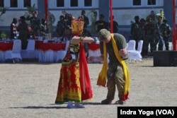 Prajurit Marinir AS terlihat sangat antusias mengikuti acara tarian khas Banyuwangi pada Selasa (12/9) di Puslatpur Marinir, Baluran, Jawa Timur. (VOA/Indra Yoga)