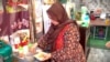 تانیه نوري په اسلام اباد کې په خپل رستورانت کې د پاکستاني خوړو ترڅنګ افغاني برګر چمتو کوي.