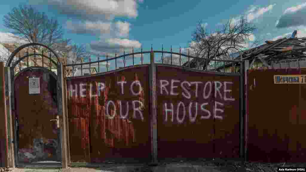 Ukraynanın&nbsp;Xarkiv vilayətinin Borodyanka qəsəbəsində &quot;evimizi bərpa etməyə yardım edin&quot; yazısı &nbsp;