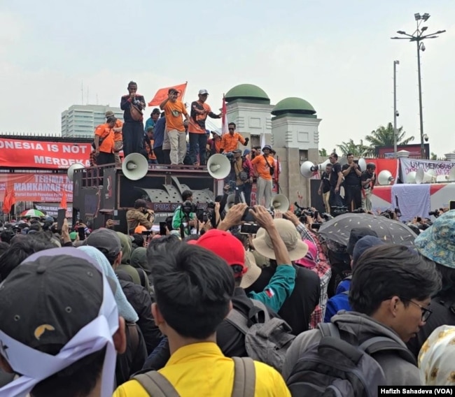 Sejumlah tokoh masyarakat berorasi di tengah demo menolak revisi UU Pilkada di kompleks DPR/MPR, Senayan, Jakarta, Kamis, 22 Agustus 2024. (Foto: Hafizh Sahadeva/VOA)